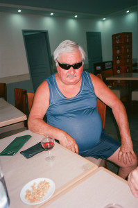 Au Café des Récollets, à Largentière, en 2022. Gérard la joue incognito dans son marcel. (c) Guillaume Blot