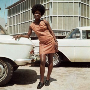 L'assistante de la boutique Sick-Hagemeyer pose en icône seventies devant le siège de l'United Trading Company, Accra, 1971 © James Barnor
Courtesy of Galerie Clémentine de la Féronnière