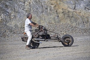 La moto 2 CV d’Émile Leray, qui a démonté sa voiture pour en faire un deux-roues, photographie du reportage de 2 CV Magazine de mars-avril 2003. (c) Daniel Denis