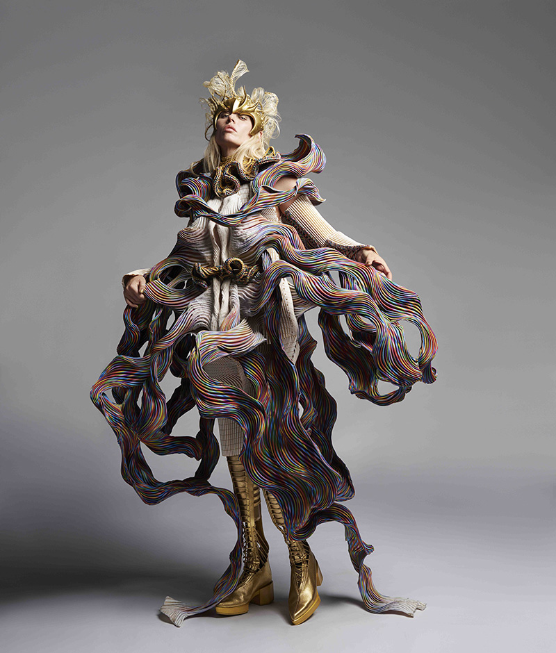 Yuima Nakazato. collection ATLAS, Printemps été 2021 Mannequin Lauren Wasser / Photo Yasunari Kikuma