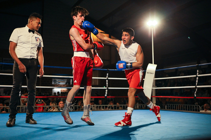 Anouk Desury Djamal et Mohamed, deux boxeurs du boxing club participent à un nouveau gala dans le Pas de Calais. Premier combat sans casque pour Djamal, il monte en puissance à chaque round et met à mal son adversaire. Il décroche la victoire avec le sourire. Djamal et Mohamed, deux boxeurs du boxing club participent à un nouveau gala dans le Pas de Calais. Premier combat sans casque pour Djamal, il monte en puissance à chaque round et met à mal son adversaire. Il décroche la victoire avec le sourire.