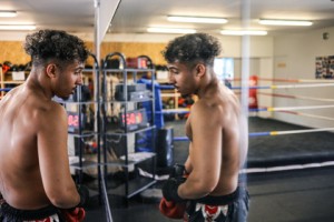 Après 6 mois sans boxer suite à son dernier KO où il s'était blessé aux côtes, Aziz vient faire un entraînement d'essai dans un club de Lys Lez Lannoy. Un entraînement difficile pour Aziz qui a beaucoup perdu en cardio. Il doit retrouver la faim de victoire qu'il avat avant.