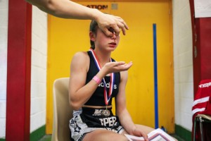 Le club de boxe de Shaïna organise un gala amical à domicile. Malheureusement elle prend un mauvais coup lors de son combat qui la fait saigner du nez, le médecin arrête le combat alors que Shaïna voulait continuer.
