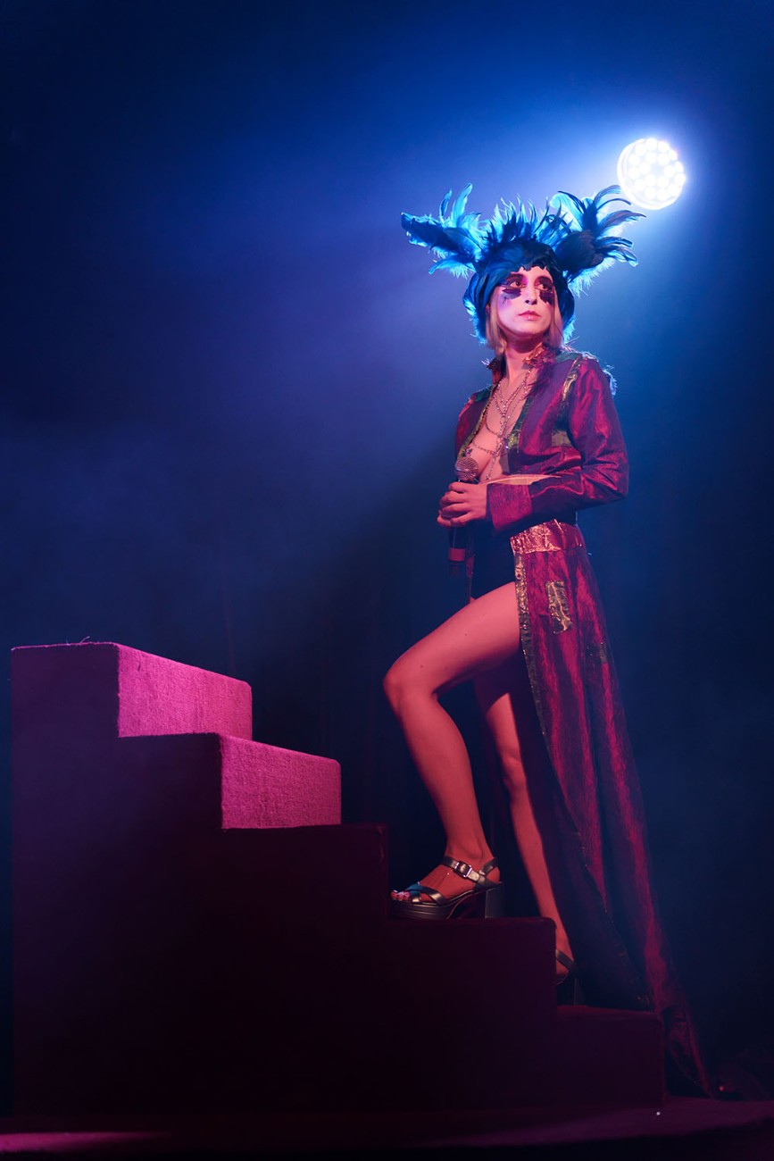 Madame Arthur fait danser Dalida
