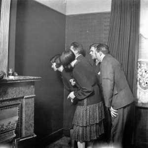 Paul Nougé, La naissance de
l’objet, de la série Subversion des
images, 1929-1930.
Coll. privée, dépôt au Musée de la
Photographie.
© SABAM Belgium 2024