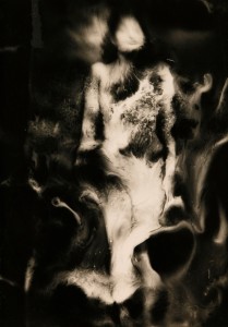 Raoul Ubac, Nébuleuse, 1939.
Coll. Communauté française de
Belgique, dépôt au Musée de la
Photographie APC 22 048.
© SABAM Belgium 2024