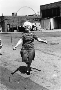 Arlene Gottfried - Isabel Croft Jumping Rope, Brooklyn / © Estate Arlene Gottfried / Courtesy Les Douches la Galerie, Paris