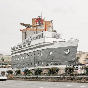 L’Hôtel Cue Sea Stork, à Machida (préfecture de Tokyo), 2023 (c) François Prost