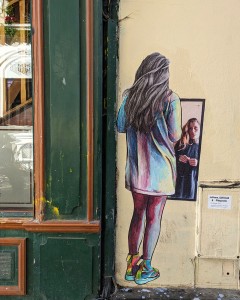 © La Dame qui colle