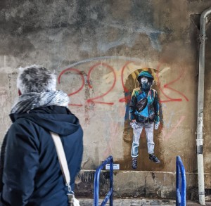 © La Dame qui colle