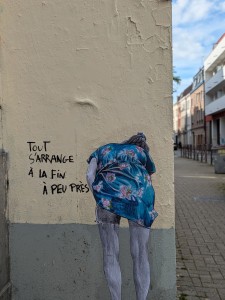 © La Dame qui colle