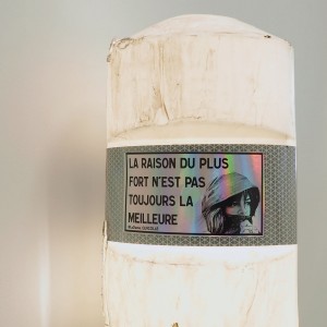 © La Dame qui colle