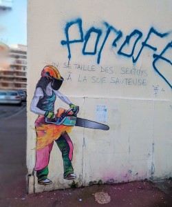 © La Dame qui colle