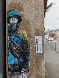 © La Dame qui colle