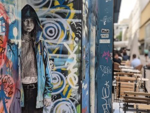 © La Dame qui colle