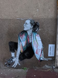 © La Dame qui colle