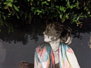 © La Dame qui colle