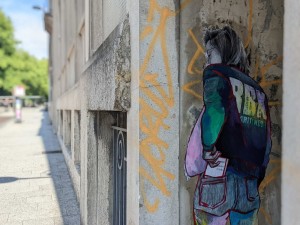 © La Dame qui colle