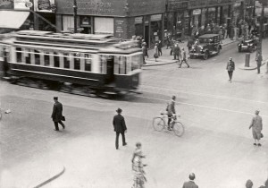Sasha Stone,
Berlin-Verkehr. Leipziger Straße
- Ecke Friedrichstraße. (Le trafic
à Berlin. Leipziger Straße - coin
Friedrichstraße), Berlin, 1927.
Épreuve à la gélatine argentique,
tirage d’époque, 8x11,4 cm.
Coll. Musée de la Photographie
à Charleroi MPC 2019/50