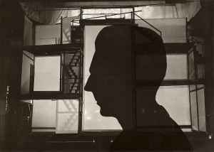 Sasha Stone,
Ombre portée du profil du
metteur en scène et
producteur de théâtre allemand
Erwin Piscator, Berlin, 1927.
Épreuve à la gélatine argentique,
tirage d’époque, 12,2x17 cm.
Coll. Amsab-IHS fo028443