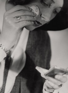 Sasha Stone,
Publicité pour l’association
allemande des bijoutiers,
Allemagne, août 1930.
Épreuve à la gélatine argentique,
tirage d’époque, 23x17 cm.
Coll. Musée de la Photographie
à Charleroi MPC 2019/60