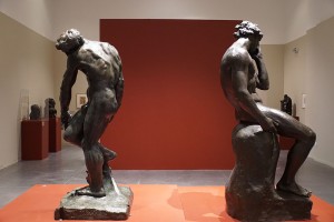 Deux Adam se tournent le dos, l'un de Rodin, l'autre de Bourdelle (vue d'expo)