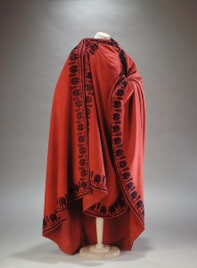 Manteau de représentant du peuple (Conseil des Anciens ou des Cinq-Cents) - Drap rouge tissé à Sedan, applications en lainage bleu foncé, 1798. Galliera, musée de la Mode de la Ville de Paris.