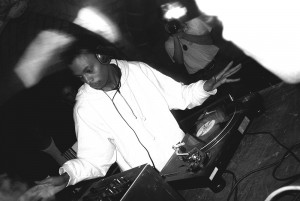 Jeff Mills (US), rave à l’abbaye royale du Moncel, 1993 Photo Olivier Degorce Livre Radio FG éditions La Table Ronde - 2a