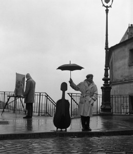 Le violoncelle sous la pluie, Paris, 1957 
© Atelier Robert Doisneau