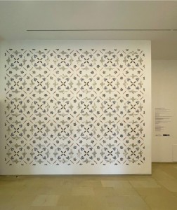 Ursula Caruel, 2025
La peau des Fleurs
fresque de papier peint et découpe numérique
4,10 x 4,60 m