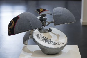 Etienne Poulle, Baku officier, sculpture en aluminium, laine, broderie, faience, 2018 © Marc Domage