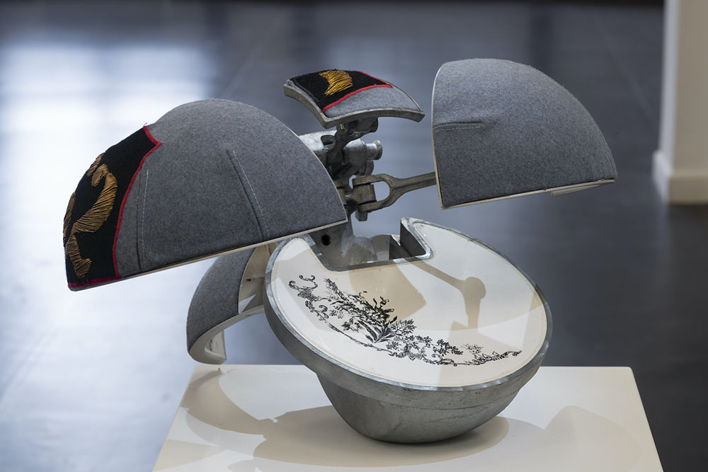 Etienne Poulle, Baku officier, sculpture en aluminium, laine, broderie, faience, 2018 © Marc Domage