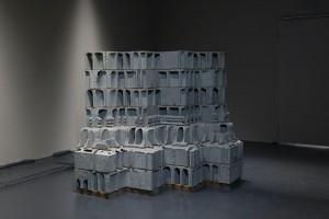 Etienne Poulle, MédiévO 2, sculpture, parpaing et bois, 140x120x120 cm, 2014 © Marc Domage
