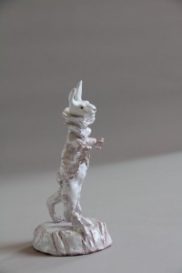 Marie Ducaté, Le lapin et sa montre, faïence émaillée, 2013, 24x10cm © Arnaud du Boistesselin