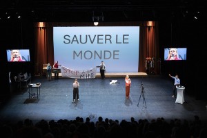 Spectacle « Comment Nicole a tout pété » de la compagnie Vertical Détour le mardi 14 octobre et le mercredi 15 octobre 2025 au ZEF, scène nationale de Marseille. Photographies de Vincent Beaume.
Conception et mise en scène : Frédéric Ferrer. Recherches et écritures : Clarice Boyriven et Frédéric Ferrer. Jeu : Karina Beuthe Orr, Clarice Boyriven, en alternance avec Caroline Dubikajtis Patosz, Guarani Feitosa, Frédéric Ferrer, Militza Gorbatchevsky, Hélène Schwartz. Scénographie : Margaux Folléa. Costumes : Anne Buguet. Construction, régie générale et lumière : Paco Galán. Création et dispositif vidéo : Laurent Fontaine Czaczkes. Création sonore : Clarice Boyriven. Régie son : Vincent Bonnet. Assistanat à la mise en scène : Caroline Dubikajtis Patosz. Production, diffusion et médiation : Floriane Fumey. Assistanat à la production et administration : Bénédicte Gras. Administration : Flore Lepastourel. Communication : Lucie Verpraet.