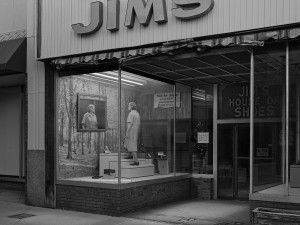 Jim’s House of Shoes (Eveningside) – 2021-2022 © Courtesy Gregory Crewdson, Galerie Templon