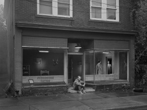 Eveningside Tattoo (Eveningside) –
2021-2022 –
Digital pigment print –
106 x 135,5 cm –
Courtesy Gregory Crewdson, Galerie Templon