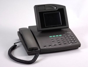 Visiophone Alcatel, modèle 2838, 1995 Appareil de visiophonie, composé d'une caméra et d‘un écran associés à un téléphone, qui permet à deux correspondants de se voir pendant leur conversation téléphonique Télévision