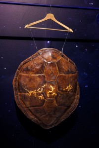 Anaïs PÉGOURIÉ_France, 1998_Carapace céleste – 2020_Verre thermoformé, émaillé et sablé, portant et cintre_Collection Cerfav