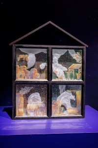 Flore DELFOSSE_La maison des chimères_2020_Pâte de verre, émail, gravure au jet de sable, bois_Collection Cerfav