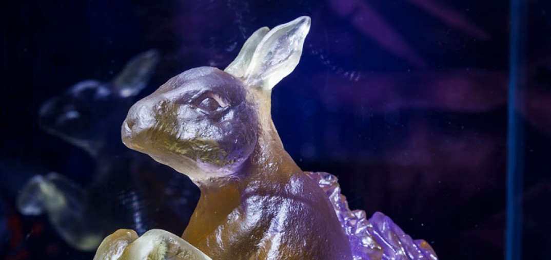Rebecca STEVENSON__Angleterre 1971_Lapin au pays des merveilles_2015_Pâte de cristal_Collection Daum