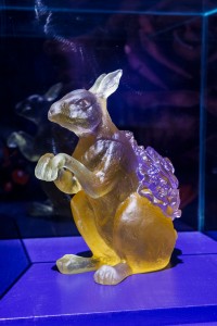 Rebecca STEVENSON__Angleterre 1971_Lapin au pays des merveilles_2015_Pâte de cristal_Collection Daum