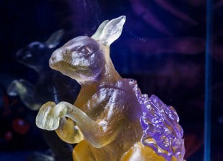 Rebecca STEVENSON__Angleterre 1971_Lapin au pays des merveilles_2015_Pâte de cristal_Collection Daum
