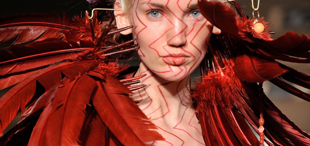 1 MAURIZIO GALANTE Haute Couture. Robe réalisée en triangles d’organza rouge à motif peau de dragon, 2011 © Jean-Louis Coulombel.