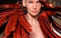 1 MAURIZIO GALANTE Haute Couture. Robe réalisée en triangles d’organza rouge à motif peau de dragon, 2011 © Jean-Louis Coulombel.