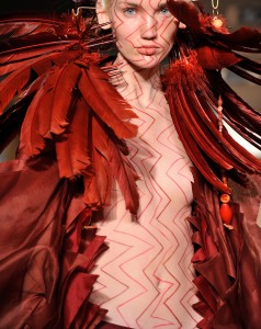 1 MAURIZIO GALANTE Haute Couture. Robe réalisée en triangles d’organza rouge à motif peau de dragon, 2011 © Jean-Louis Coulombel.