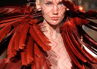 1 MAURIZIO GALANTE Haute Couture. Robe réalisée en triangles d’organza rouge à motif peau de dragon, 2011 © Jean-Louis Coulombel.