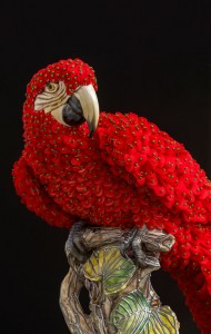 12 M. GALANTE & TAL LANCMAN « Red Macaw » céramique, organza de soie brodée de perles de verre, 2019 © Jean-Michel Voge