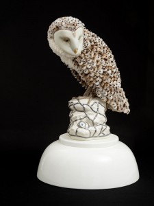 14 MAURIZIO GALANTE & TAL LANCMAN « Owl» porcelaine, organza de soie brodée de perles de verre, 2024 © Jean-Michel Voge