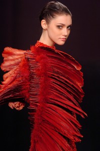 3 MAURIZIO GALANTE Haute Couture. Boléro en plumes de cygne rouge, robe en fils de coton crocheté, 2009 © Jean-Louis Coulombel